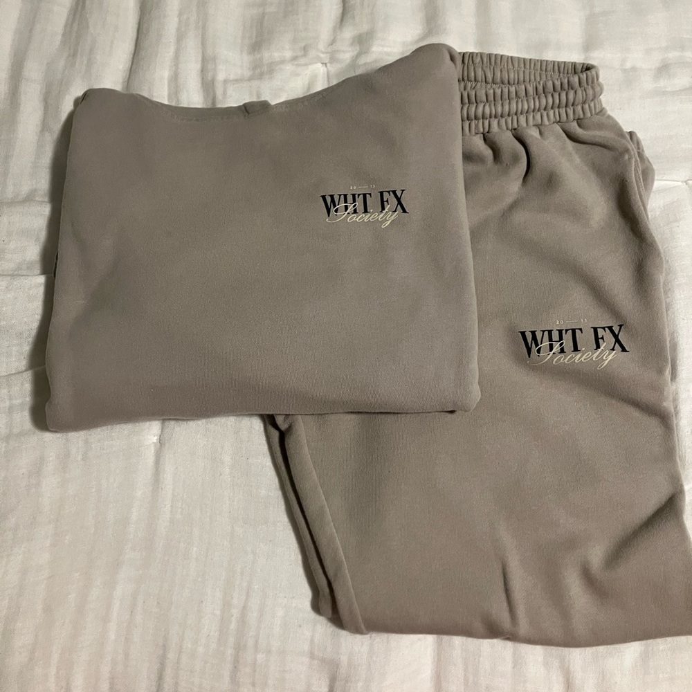 White Fox Boutique Sweatshirt and Sweatpants Set